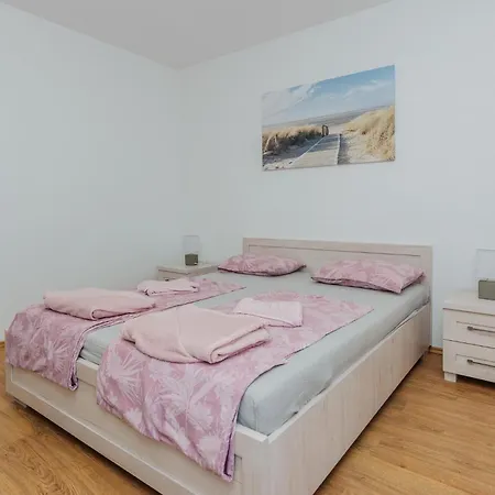 2 Bedroom Amazing In פריבלאקה